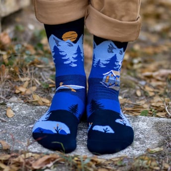Chaussettes dépareillées vertes avec des montagnes
