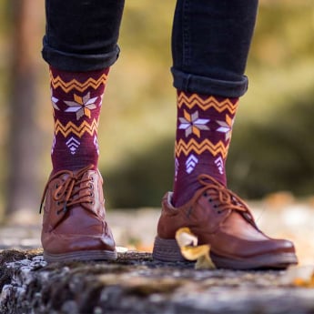 Chaussettes en laine mérinos bordeaux avec des motifs