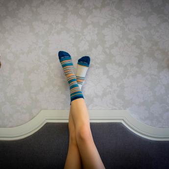 Какви са причините за неприятната миризма на краката? Каква роля имат чорапите Ви?